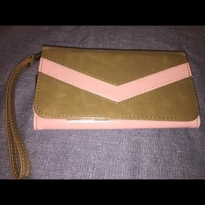Caseen Chevron Smartphone Wristlet wallet